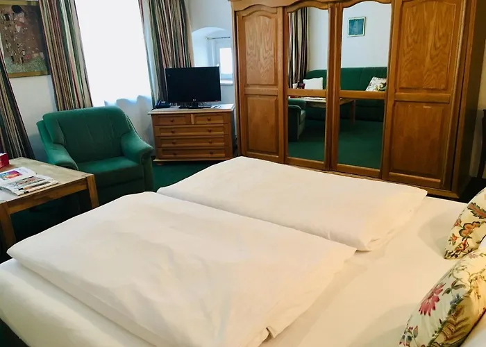 Zum Goldenen Anker מלון היינבורג אן דר דונאו